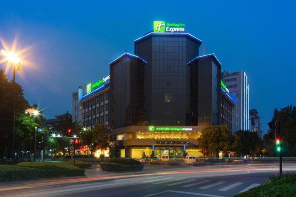 Holiday Inn Express Yangzhou City Center By Ihg Exterior photo